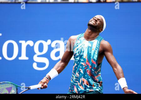 Flushing Meadows, New York, États-Unis. 28 août 2023. Frances Tiafoe des États-Unis réagit à un tir manqué lors de son match de premier tour contre le compatriote Learner Tien à l'US Open Credit : Adam Stoltman/Alamy Live News Banque D'Images