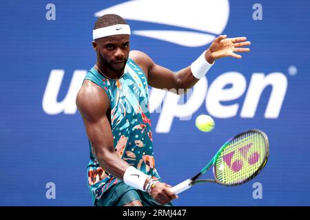 Flushing Meadows, New York, États-Unis. 28 août 2023. Frances Tiafoe des États-Unis en action lors de son match de premier tour contre le compatriote Learner Tien à l'US Open Credit : Adam Stoltman/Alamy Live News Banque D'Images