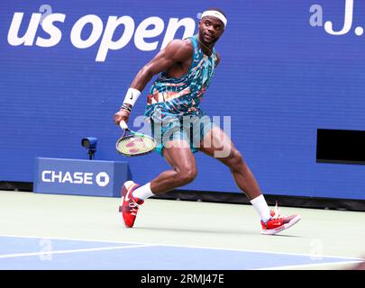 Flushing Meadows, New York, États-Unis. 28 août 2023. Frances Tiafoe des États-Unis en action lors de son match de premier tour contre le compatriote Learner Tien à l'US Open Credit : Adam Stoltman/Alamy Live News Banque D'Images