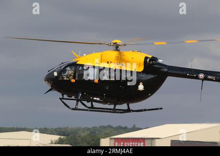 ZM502, un Airbus Helicopters Jupiter HT1 exploité par la 1 Flying Training School, l'aile d'entraînement rotative des forces armées britanniques, arrivant à la RAF Fairford dans le Gloucestershire, en Angleterre, pour participer au Royal International Air Tattoo 2023 (riat 2023). Banque D'Images