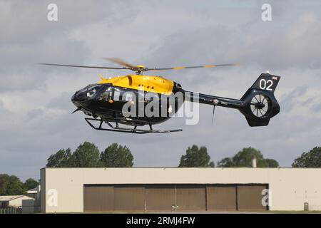 ZM502, un Airbus Helicopters Jupiter HT1 exploité par la 1 Flying Training School, l'aile d'entraînement rotative des forces armées britanniques, arrivant à la RAF Fairford dans le Gloucestershire, en Angleterre, pour participer au Royal International Air Tattoo 2023 (riat 2023). Banque D'Images