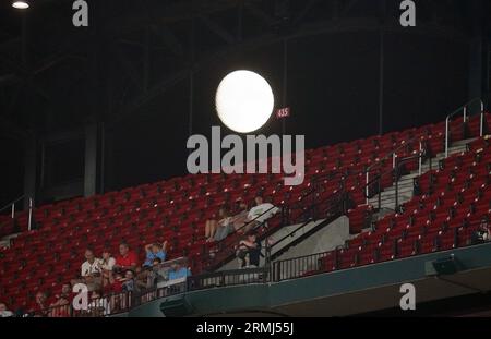 St. Louis, États-Unis. 28 août 2023. Les spectateurs regardent les Padres de San Diego et le St. Louis Cardinals joue son match de baseball au Busch Stadium alors qu'une pleine lune est vue à St. Louis le lundi 28 août 2023. Photo de Bill Greenblatt/UPI crédit : UPI/Alamy Live News Banque D'Images