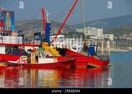 Une photo de petits bateaux dans un port en Turquie avec des collines en arrière-plan par une journée ensoleillée. Banque D'Images