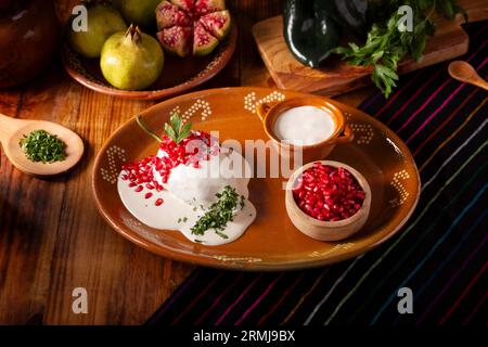 Chili en Nogada, plat typique du Mexique. Préparé avec du piment poblano farci de viande et de fruits et recouvert d'une sauce aux noix. Nommé comme le Quin Banque D'Images