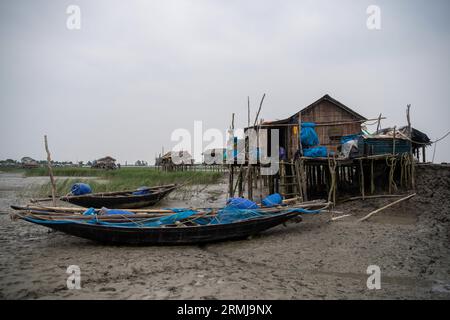 26 août 2023, Khulna, Bangladesh : les maisons sont considérées comme presque endommagées après une forte tempête dans une zone côtière à Kalabogi à Khulna, Bangladesh. Il n'y a pas si longtemps, Kalabogi, un village côtier du Bangladesh, était plein de terres cultivables jusqu'à ce que la montée du niveau de la mer commence à envahir la région jusqu'au golfe du Bengale. De fréquents cyclones et inondations frappent le village depuis la fin des années 1990 En 2009, un cyclone majeur nommé Aila a détruit les 1 400 kilomètres de remblais du pays, 8 800 kilomètres de routes et environ 3 50 000 acres de terres agricoles. Plusieurs centaines de personnes auraient été tuées Banque D'Images