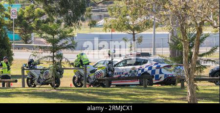 Brisbane, Australie - 13 juin 2023 : véhicule de police et motos garés sur le bord de la route au point de contrôle de routine des véhicules. Banque D'Images