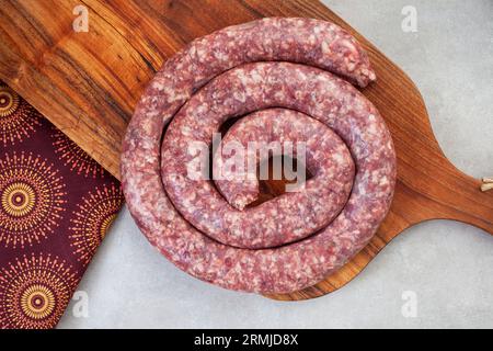 Vers sud-africains traditionnels ou saucisse avec tissu imprimé africain emblématique Banque D'Images