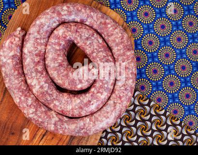 Vers sud-africains traditionnels ou saucisse avec tissu imprimé africain emblématique Banque D'Images