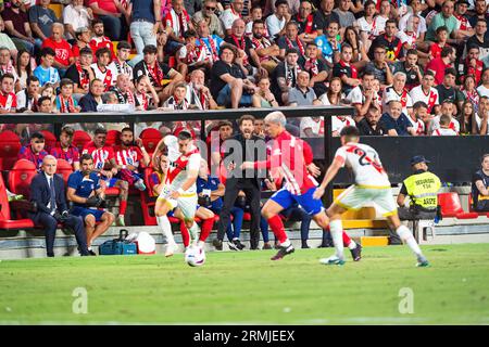 Madrid, Espagne. 28 août 2023. Diego Pablo Simeone (Atletico Madrid -C), entraîneur de football professionnel argentin, en action lors du match de football LaLiga EA Sports entre Rayo Vallecano et Atletico Madrid, disputé à l'Estadio de Vallecas. Score final ; Rayo Vallecano 0:7 Atletico Madrid crédit : SOPA Images Limited/Alamy Live News Banque D'Images