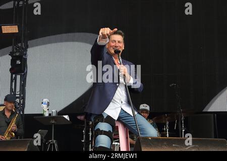 Henley-on-Thames, Royaume-Uni. 20 août 2023. Tony Hadley au deuxième jour du Rewind South 80s Music Festival 2023. Sa jambe étant en accolades après un accident. Banque D'Images