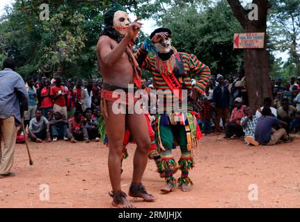 Mascarades lors d'une cérémonie traditionnelle d'installation d'un chef à Malingunde, Lilongwe. Les mascarades sont la forme courante de divertissement lors de telles cérémonies. Malawi. Banque D'Images