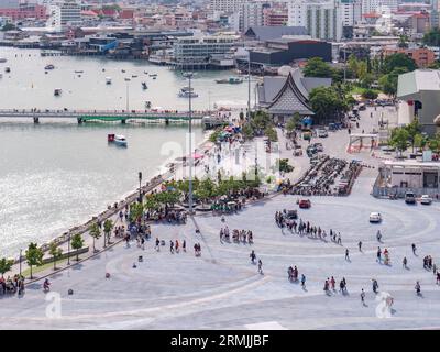 Pattaya, Thaïlande - 22 août 2023 : touristes arrivant à Bali Hai Pier à Pattaya pour voyager sur des bateaux à Koh LAN, une île au large de la côte de Pattaya. Banque D'Images