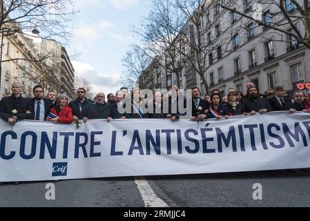 François de Rugy, Francis Kalifat, Valerie Pecresse, Eric Ciotti, Eric Woerth et Thierry Paul Valette se joignent à une marche commémorative contre l'antisémitisme à Paris, France, le 28 mars 2018, quelques jours après le meurtre de Mireille Knoll, 85 ans, poignardée puis brûlée dans son appartement parisien vendredi. Enfant en 1942, elle échappe à la fameuse rafle Vel d'HIV de quelque 13 000 Juifs à Paris, qui sont ensuite déportés dans les camps de la mort nazis. Deux hommes ont été détenus et placés sous enquête officielle pour son meurtre. Photo de Samuel Boivin/ABACAPRESS.COM Banque D'Images