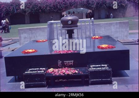 Raj Ghat est un complexe commémoratif situé à Delhi, en Inde. Le premier mémorial a été dédié au Mahatma Gandhi où une plate-forme en marbre noir a été érigée sur place. Raj Ghat marque l'endroit exact où Gandhiji a été envoyé aux flammes et où ses derniers rites ont été accomplis. Banque D'Images