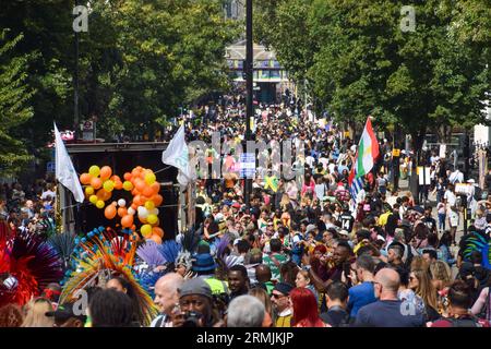 Londres, Royaume-Uni. 28 août 2023. Les foules envahissent les rues le deuxième jour du Carnaval de Notting Hill de cette année. Crédit : Vuk Valcic/Alamy Live News Banque D'Images