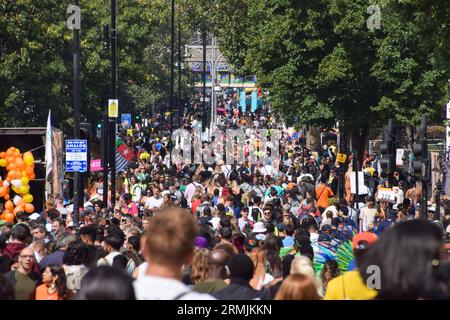 Londres, Royaume-Uni. 28 août 2023. Les foules envahissent les rues le deuxième jour du Carnaval de Notting Hill de cette année. Crédit : Vuk Valcic/Alamy Live News Banque D'Images