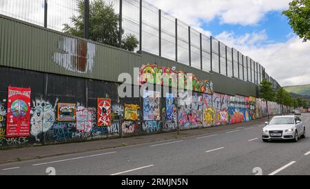 Irlande du Nord, Belfast : graffiti le long de l'un des nombreux murs de la paix de la ville. Apparu pour la première fois dans les années 1960 pendant l'ère des troubles, le mur de la paix Banque D'Images