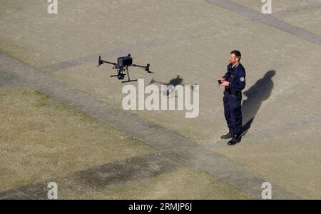 Belgique, Bruxelles : drone de police dans le ciel survolant le siège de la Commission européenne, le Berlaymont. Drone et officier de police, drone Banque D'Images