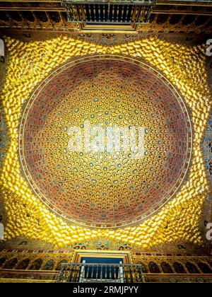 Dôme du salon de Embajadores (salle des Ambassadeurs), la salle principale du Palacio Mudéjar, Real Alcazar de Séville. Andalousie, Espagne. Banque D'Images