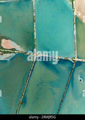 Vue aérienne des étangs de sel turquoise vibrants, Majorque, Espagne Banque D'Images