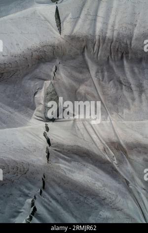 Bâches de protection à vue aérienne au-dessus du Glacier du Rhône, Suisse Banque D'Images