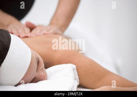 Femme recevant un massage du dos et des épaules Banque D'Images