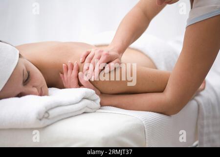 Femme recevant un massage du dos et des épaules Banque D'Images