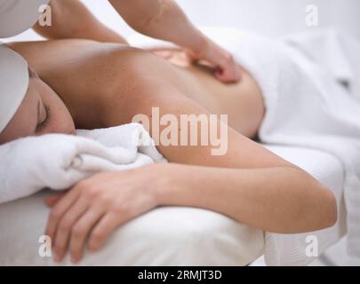 Femme recevant un massage du dos et des épaules Banque D'Images