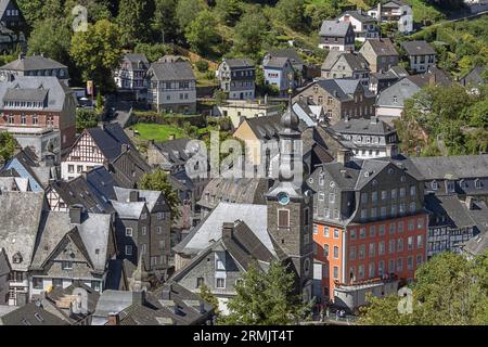 Editorial : MONSCHAU, RHÉNANIE DU NORD-WESTPHALIE, ALLEMAGNE, 10 AOÛT 2023 - vue rapprochée de la vieille ville historique de Monschau depuis la chapelle Rinkberg Banque D'Images