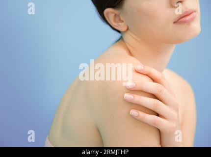Close up of young Beautiful woman with hands on shoulders Banque D'Images