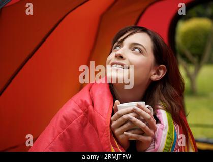 Teenage Girl Camping sur un terrain Banque D'Images