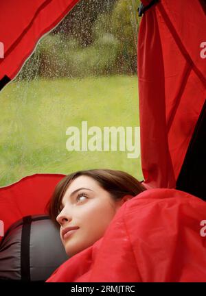 Teenage Girl Camping sur un terrain Banque D'Images