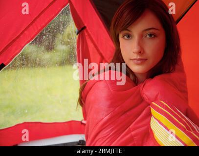 Teenage Girl Camping sur un terrain Banque D'Images