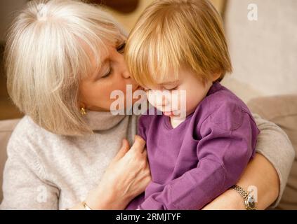 Grand-mère embrassant petit-enfant Banque D'Images