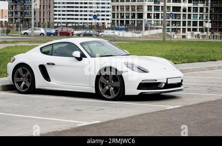 Minsk, Biélorussie, août 2023 - voiture de sport porsche blanche dans le parking. voiture de sport chère Banque D'Images