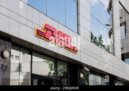 Minsk, Biélorussie, août 2023 - logo DHL sur l'immeuble de bureaux. société de logistique internationale Banque D'Images