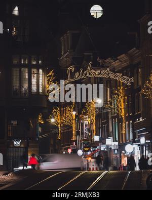 Amsterdam, pays-Bas - novembre 28 2022 : Leidestraat la nuit. Une rue d'Amsterdam à Leidesplein illuminée par des illuminations de Noël en hiver Banque D'Images