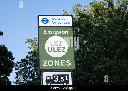 UXBRIDGE, LONDRES, ANGLETERRE - 12 juillet 2023 : signalisation ULEZ nouvellement installée dans le centre-ville d'Uxbridge Banque D'Images