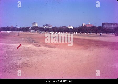 Le nom Azad signifie « liberté » en persan. Le terrain est connu pour ses terrains de cricket, pour les réunions de protestation et pour les rassemblements politiques. Le club-House Bombay Gymkhana a été construit en 1875, à l'extrémité sud du maidan. Banque D'Images