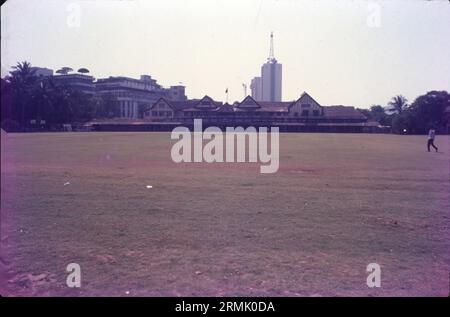 Bombay Gymkhana, le nom Azad signifie «liberté» en persan. Le terrain est connu pour ses terrains de cricket, pour les réunions de protestation et pour les rassemblements politiques. Le club-House Bombay Gymkhana a été construit en 1875, à l'extrémité sud du maidan. Banque D'Images