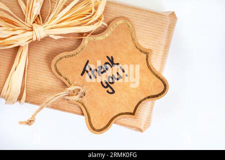 Cadeau rustique avec Merci manuscrit sur étiquette cadeau en carton Banque D'Images