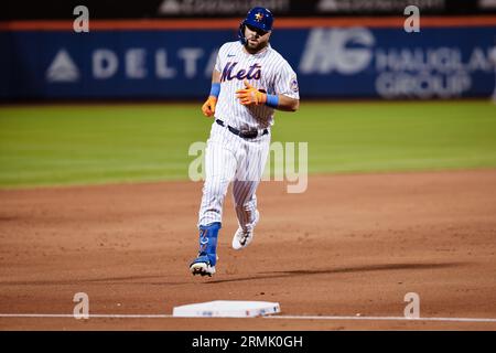 28 août 2023 ; New York City, New York, États-Unis ; DJ Stewart (29), le rival des New York mets, frappe homer en solo contre les Texas Rangers au Citi Field. (Ariel Fox/image du sport) Banque D'Images