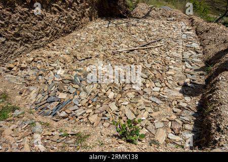 Construction du réservoir de récupération d'eau de lit de roche au milieu des collines d'Uttarakhand, Inde. Construction innovante pour la conservation durable de l'eau. Banque D'Images