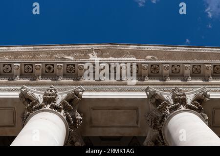 Le bâtiment Royal Exchange, conçu par Sir William Tite, dispose d'un portique composé de huit colonnes corinthiennes surmontées d'un fronton qui contient un Banque D'Images