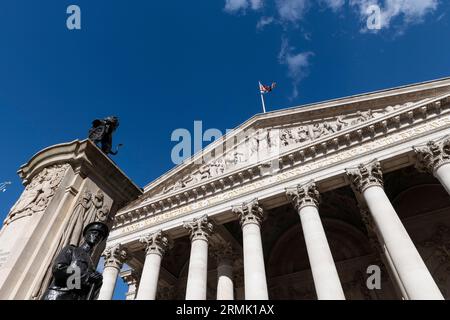 Le bâtiment Royal Exchange, conçu par Sir William Tite, dispose d'un portique composé de huit colonnes corinthiennes surmontées d'un fronton qui contient un Banque D'Images