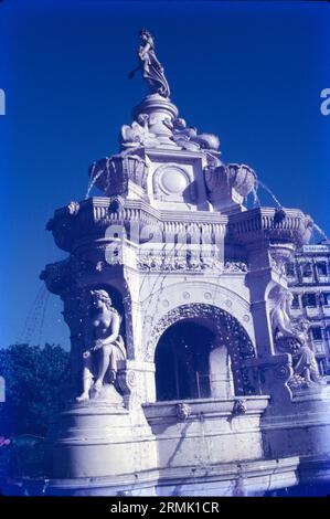 Flora Fountain est une fontaine située au Hutatma Chowk est un monument du patrimoine architectural sculpté ornementalement situé à l'extrémité sud de l'historique Dadabhai Naoroji Road, dans le quartier des affaires de fort au cœur de South Mumbai, Mumbai, Inde. Flora Fountain est une célèbre architecture sculptée. Il est considéré comme monument du patrimoine. Construit en 1864. Banque D'Images