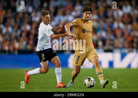 Valencia, Espagne. 30 octobre 2022. Marcos Alonso (R) du FC Barcelone concourt pour le ballon avec Toni Lato du Valencia CF lors du match de LaLiga Santander entre le Valencia CF et le FC Barcelone au stade Mestalla, le 29 octobre 2022, Valence, Espagne. (Photo de David Aliaga/NurPhoto) crédit : NurPhoto SRL/Alamy Live News Banque D'Images