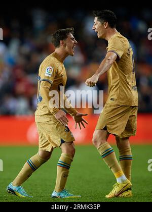 Valencia, Espagne. 30 octobre 2022. Robert Lewandowski (R) du FC Barcelone célèbre la victoire avec son coéquipier Gavi à la suite du match de LaLiga Santander entre le Valencia CF et le FC Barcelone au stade Mestalla, le 29 octobre 2022, Valence, Espagne. (Photo de David Aliaga/NurPhoto) crédit : NurPhoto SRL/Alamy Live News Banque D'Images