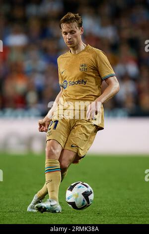 Valencia, Espagne. 30 octobre 2022. Frenkie de Jong du FC Barcelone en action lors du match de LaLiga Santander entre le Valencia CF et le FC Barcelone au stade Mestalla, le 29 octobre 2022, Valence, Espagne. (Photo de David Aliaga/NurPhoto) crédit : NurPhoto SRL/Alamy Live News Banque D'Images