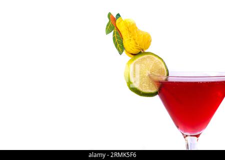 Cocktail rouge et citron vert isolé sur blanc. Cosmopolite Banque D'Images